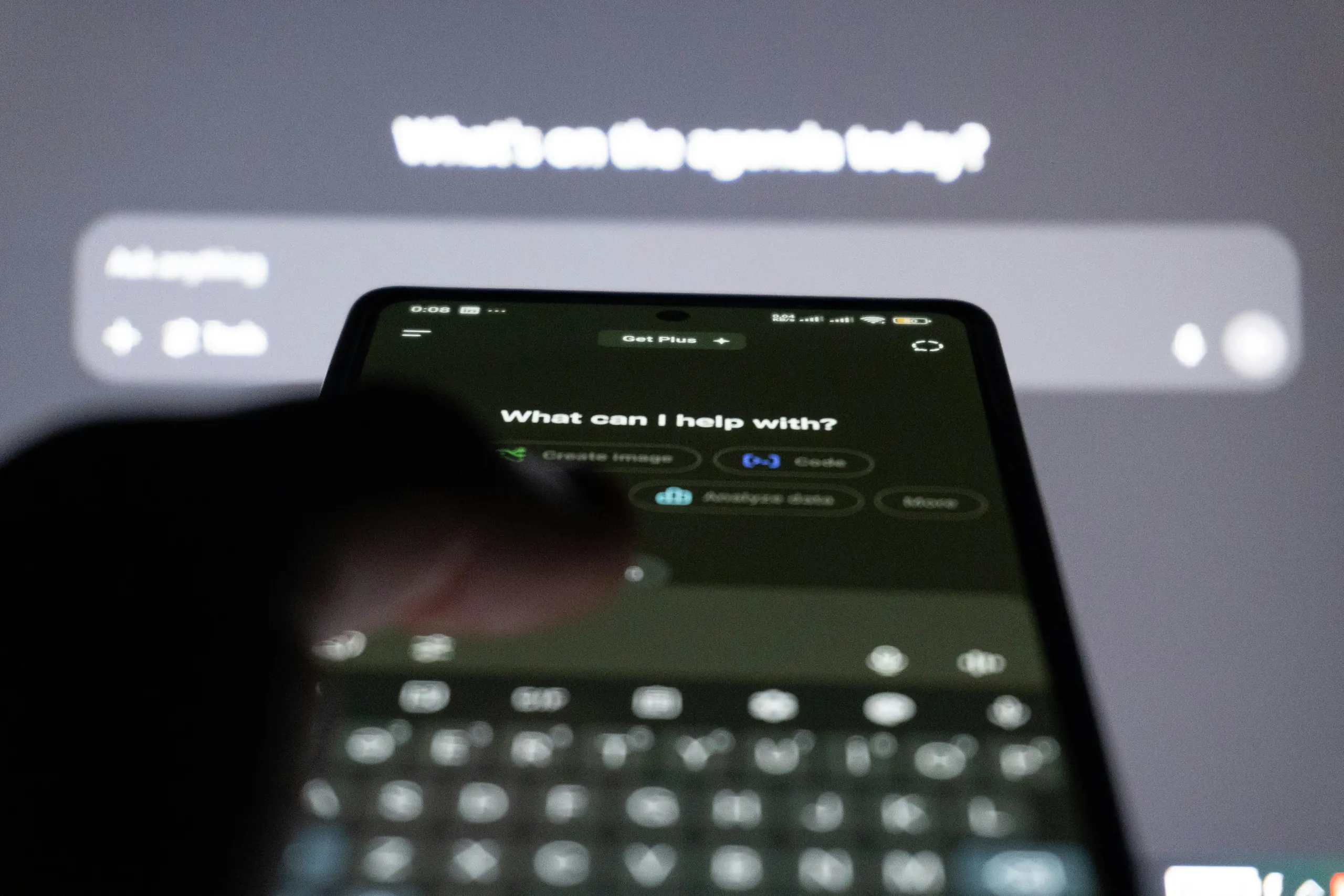 WordPress beheren via Claude AI op een smartphone met een AI-chatinterface