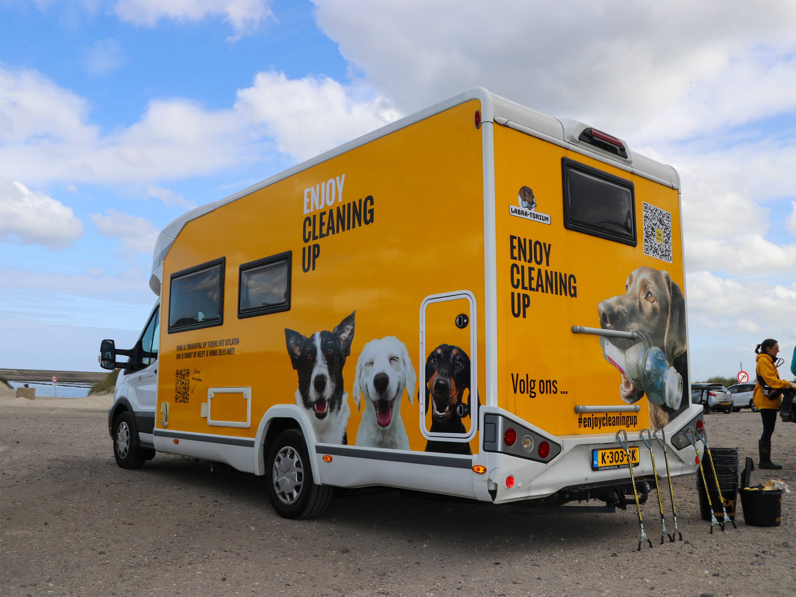 Custom camper wrapping van Enjoy Cleaning Up met geel logo en QR-codes