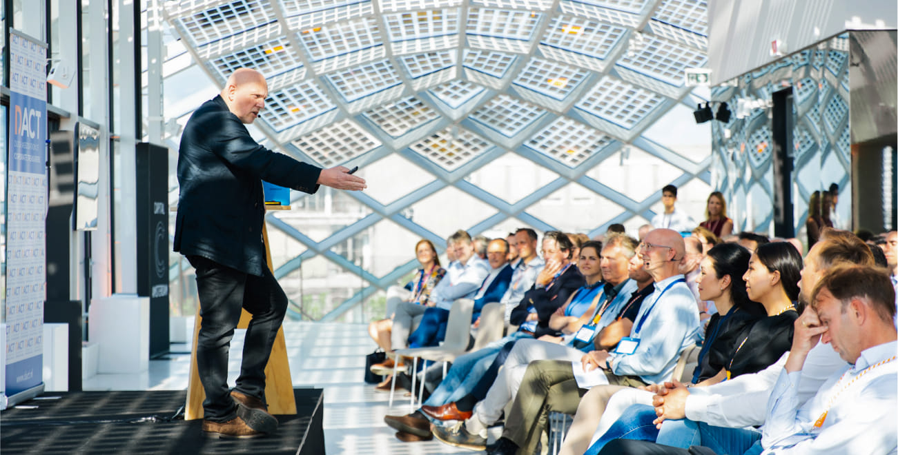 Screenshot van de nieuwe DACT website op desktop en mobiel