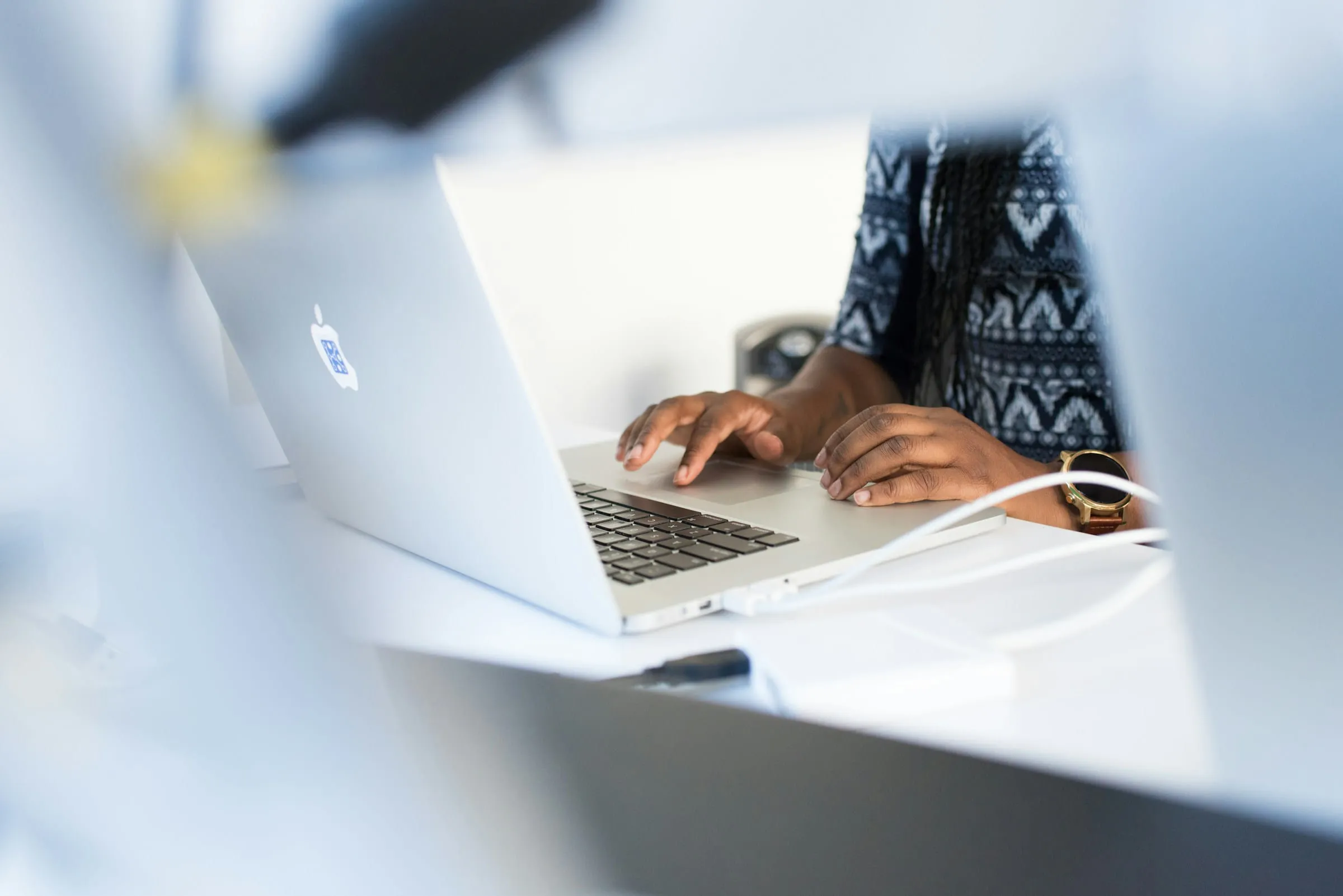 Man werkt op een laptop, symbool voor digitale toegankelijkheid