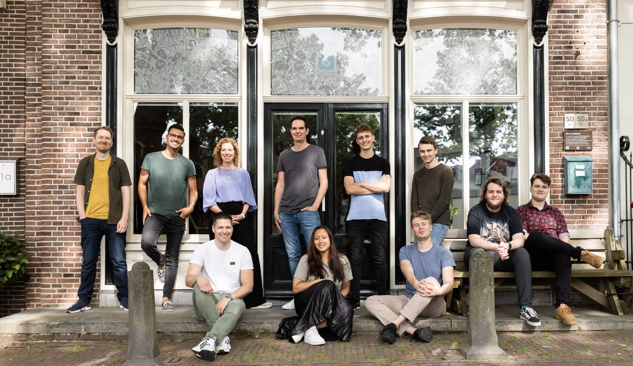 Team van Get Interactive voor de ingang van het kantoor in Nieuwegein