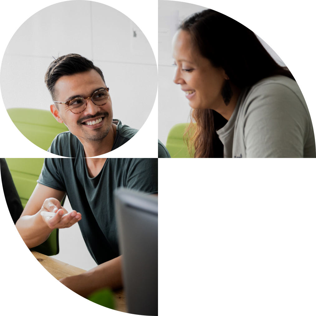 Team dat samenwerkt aan een digitale strategie op whiteboard