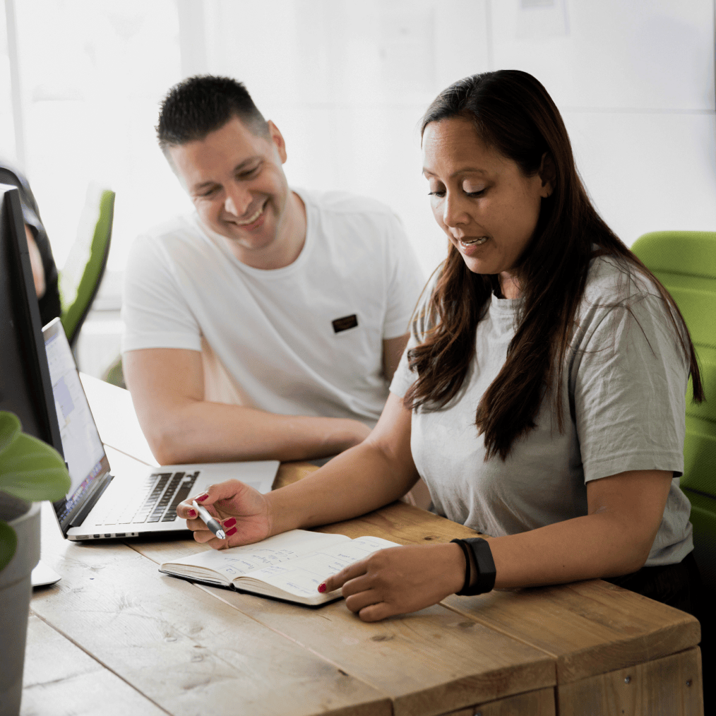 Schema van internationaal verspreide CDN-servers die met elkaar verbonden zijn